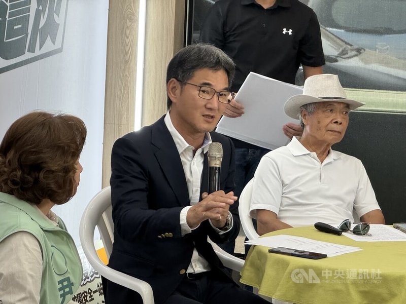 民進黨雲林縣長參選人劉建國（中）6日提出教育政見，從3個面向出發建立更完整的教育支持系統，並允諾每月至少2次進入校園與學生共餐，親自了解各級學生對於食材品質的心聲。　中央社記者姜宜菁攝　115年10月6日