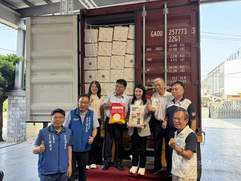 國民黨雲林縣長參選人張嘉郡（右4）6日出席雲林縣西螺鎮農會封櫃記者會，見證西螺米外銷，允諾持續協助拓展國內外市場。中央社記者姜宜菁攝　115年10月6日