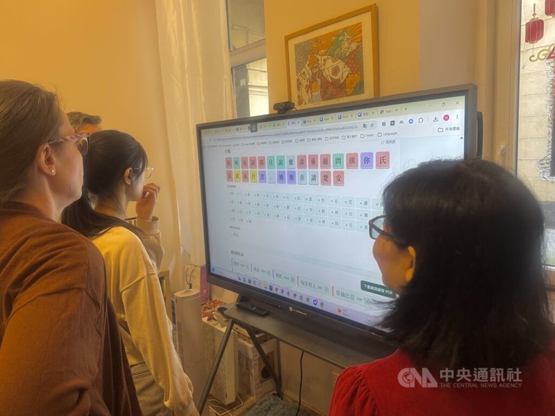 在匈牙利玉山學校裡，幾名學生正專心學習繁體中文，把課堂上學到的單詞一個個拼湊起來。中央社記者劉郁葶布達佩斯攝　115年10月6日