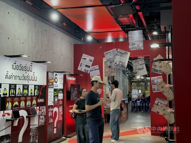 泰國公共電視台（Thai PBS）總部舉辦法政大學鎮壓事件50週年特展，透過歷史報紙、照片及不同世代的觀點，呈現這段歷史。中央社記者李宗憲曼谷攝　115年10月6日
