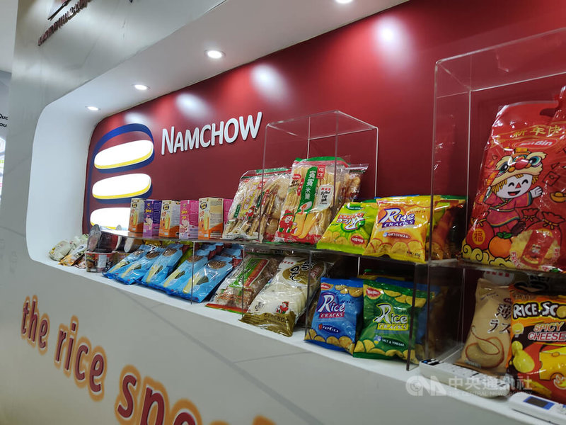 泰國南僑以米製品為主力，產品涵蓋傳統米果、薄片米果、嬰幼兒米果及常溫米飯等，並發展自有品牌及代工業務，產品銷往全球70多個國家及地區。圖為泰國南僑展示產品。中央社記者何秀玲攝　115年10月6日