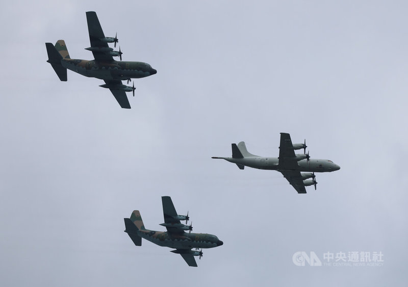 國慶籌備委員會6日下午進行國慶大會預演，空軍P-3C反潛機、C-130H運輸機組成的慢速機隊飛越總統府前廣場。中央社記者趙世勳攝　115年10月6日