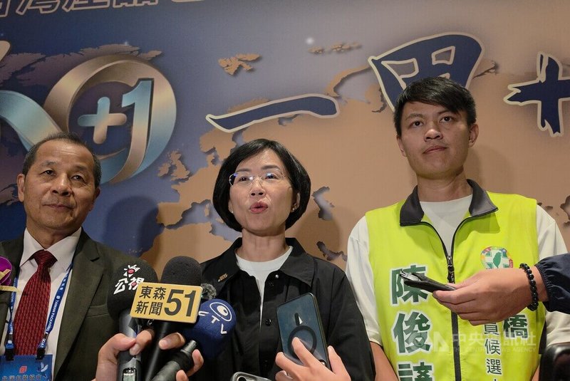 淡江大學學生會將邀請藍綠新北市長參選人參加青年政策論壇，蘇巧慧（右2）6日出席活動時表示，青年學生的活動，她都非常樂意參加，所以收到淡大邀請的時候，「我就馬上答應了」。中央社記者王鴻國攝　115年10月6日