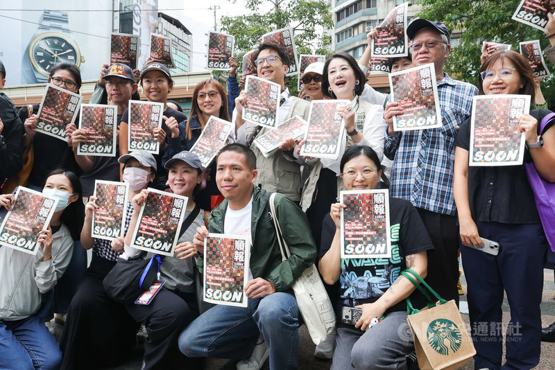 民進黨台北市長參選人沈伯洋（2排右4）6日發行紙本刊物「順報」，和現場民眾開心合影。中央社記者謝佳璋攝 115年10月6日
