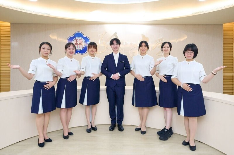 政治大學即將迎來創校百年，親善大使「引水人」6日公布新的制服，一改過去的旗袍，改為深藍與米白配色的西式制服。（政大提供）中央社記者陳至中台北傳真　115年10月6日