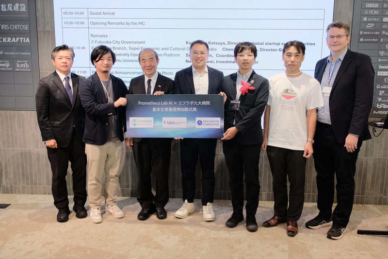 精拓生技攜手奎景運算科技6日在日本福岡，與九州大學醫院f-labs共同宣布啟動為期6個月的Prometheus Lab AI場域驗證。台北駐大阪經濟文化辦事處福岡分處處長陳銘俊（左3）、精拓生技創辦人暨執行長陳柏翰（中）、奎景運算科技共同創辦人暨營運長王凡熙（右3）、福岡市經濟觀光文化局創業推進部創業課長金丸勝也（右2）等人與會。（精拓生技提供）中央社記者戴雅真東京傳真　115年10月6日