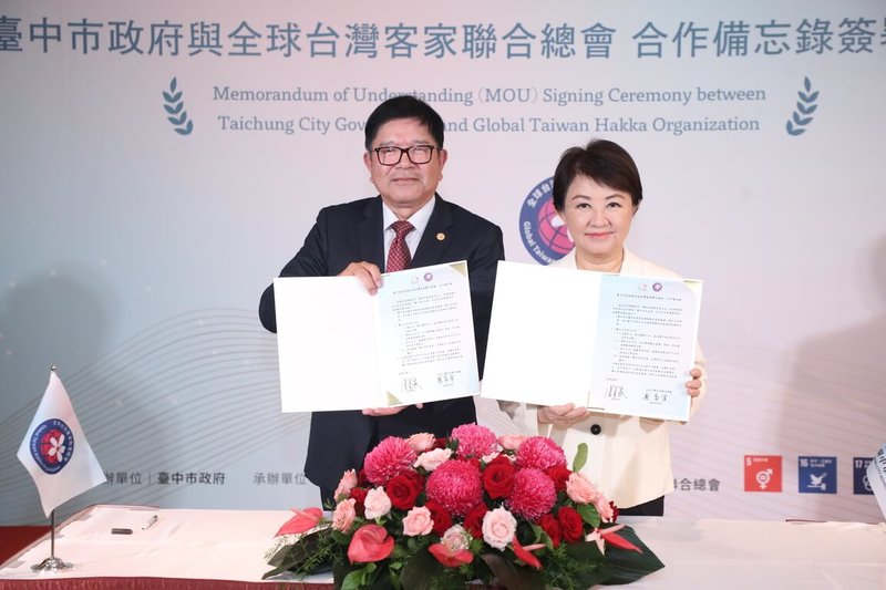 台中市長盧秀燕（右）與全球台灣客家聯合總會長黎萬棠（左）6日晚間簽合作備忘錄，希望打造台中成為全球客家文化傳承與發展新起點。（台中市政府提供）中央社記者郝雪卿傳真　115年10月6日
