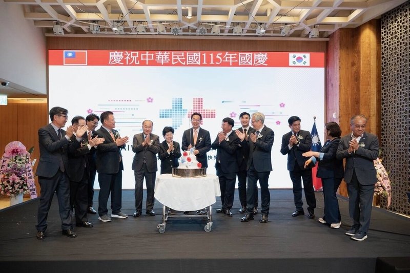 駐釜山辦事處6日舉行國慶酒會，處長郭承凱（中）表示，台灣民主及高科技產業成就獲國際肯定，台韓在AI、半導體供應鏈也高度互補，期盼未來持續深化實質交流，共享AI浪潮紅利。（駐釜山辦事處提供）中央社記者楊啟芳首爾傳真　115年10月6日