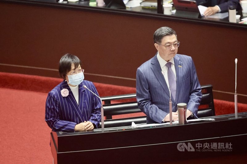 僑委會委員長徐佳青（左）、行政院長卓榮泰（右）6日在立法院備詢。針對民眾黨團質疑家人濫用外館資源，徐佳青表示，僑委會公務預算的使用，一切都是依法辦理，沒有任何圖利個人或私人的情事發生。中央社記者王飛華攝　115年10月6日