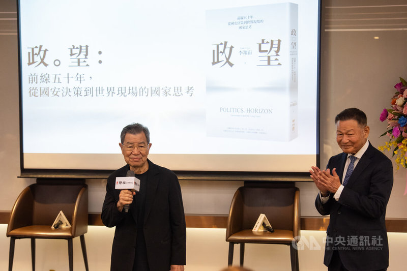 前國安局長李翔宙（右）6日舉辦新書發表會，前副總統蕭萬長（左）出席。中央社記者游凱翔攝　115年10月6日