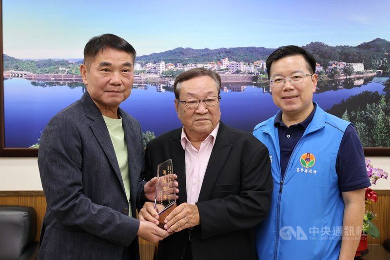 88歲王慶芳（右2）為台灣最後一批童伶班出身的亂彈藝人，從6歲起拜師學戲曲，戲曲生涯逾80年，獲頒第37屆傳藝金曲獎戲曲表演類特別獎，6日接受苗栗縣長鍾東錦（左1）表揚。中央社記者管瑞平攝　115年10月6日