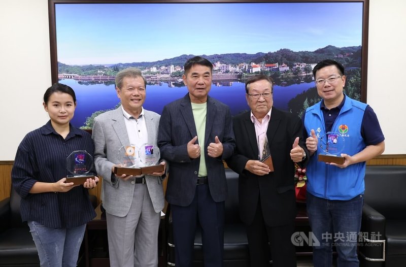 苗栗縣長鍾東錦（中）6日表揚第37屆傳藝金曲獎得主，包括88歲國寶級亂彈藝師王慶芳（右2）及榮興客家採茶劇團創辦人鄭榮興（左2）等人共囊括4獎項。中央社記者管瑞平攝　115年10月6日