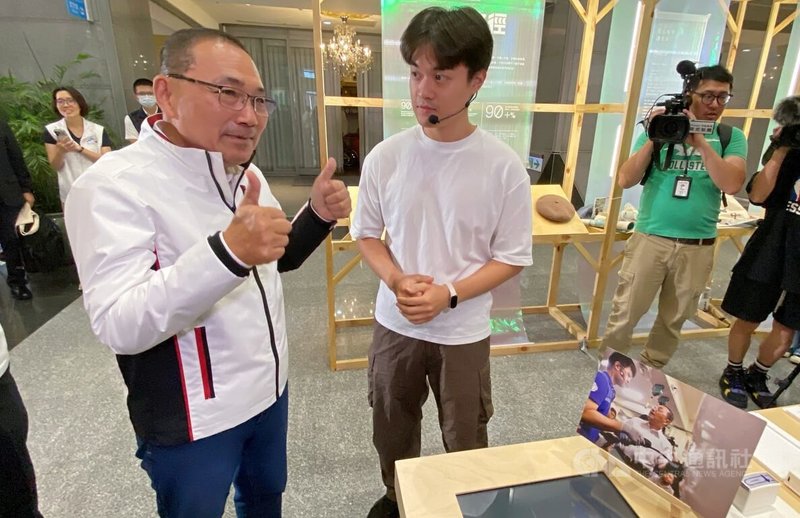 新北市府教育局6日在市府一樓大廳舉行成果展，呂祖懿（前左2）從世界技能競賽選手奪得銀牌，到返回母校三重商工擔任教師育才，他在開幕式與市長侯友宜（前左）分享技職技與與在地就學的成果。中央社記者黃旭昇攝 115年10月6日