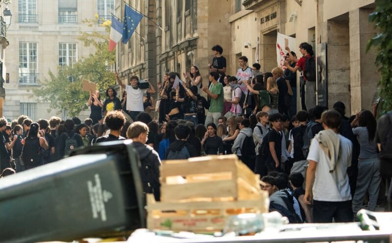 法國學生抗議示威活動進入第三週，圖為法國高中生聚集在校外，表達對教室擁擠、教師短缺和校舍破舊等問題的憤怒。（路透社）