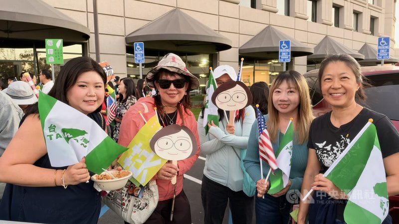 蔡英文赴舊金山訪問，僑胞與粉絲在下榻飯店歡迎，高喊「我是你的易燃物」。中央社記者張欣瑜舊金山攝　115年10月6日