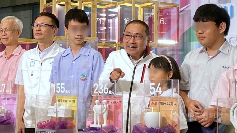 新北市府教育局6日在市府一樓大廳舉行成果展，市長侯友宜（右3）與教育局長張明文（左2）與來賓在開幕合影。中央社記者黃旭昇攝 115年10月6日
