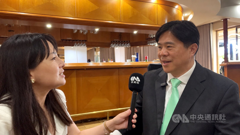 南非民主聯盟籍茨瓦內（City of Tshwane）市議員李崇維（右）5日出席115年國慶酒會並接受中央社記者採訪，期盼台灣與南非深化精準農業、智慧城市及物聯網等領域合作。中央社記者李依璇普勒托利亞攝　115年10月6日