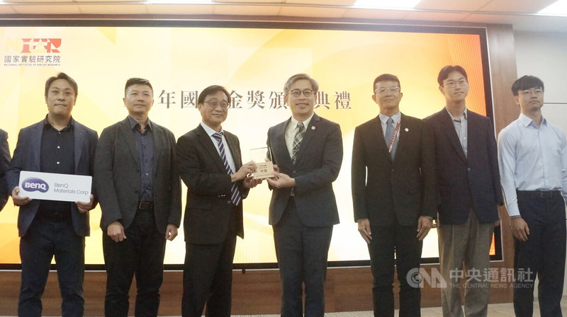 國研院6日頒發「國研金獎」，成功大學電機工程學系特聘教授林志隆（左3）的研究團隊獲得特優獎，其研究成果為「基於多光譜光源血氧影像偵測之遠端醫療傷口癒合階段辨識系統」。中央社記者趙敏雅攝　115年10月6日