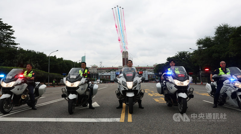國慶大會預演6日舉行，由空軍雷虎小組5架勇鷹高教機噴彩煙飛越總統府作為壓軸，紅藍白3色彩煙在空中施放。中央社記者趙世勳攝　115年10月6日