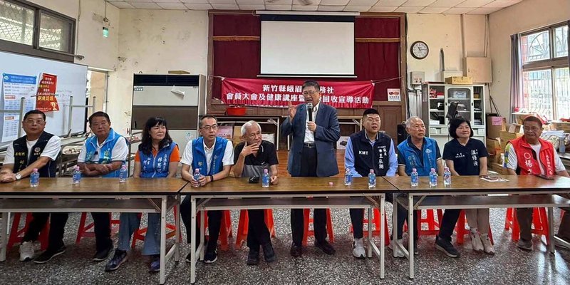 兼任國民黨新竹縣黨部主委的新竹縣長楊文科（右5）6日表示，接下來將持續整合地方黨員及組織力量，爭取選民支持國民黨提名的新竹縣長參選人徐欣瑩與黨籍議員參選人，盼在選戰最後階段凝聚黨內支持。（國民黨新竹縣黨部提供）中央社記者郭宣彣傳真　115年10月6日