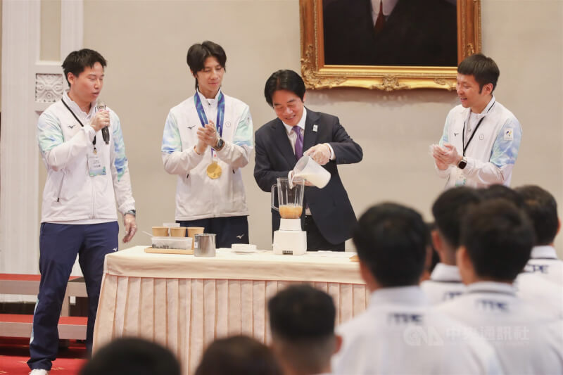 總統賴清德（右2）6日在總統府接見我國參加「2026年第20屆愛知名古屋亞洲運動會」代表團，在營養師指導下，與運動部長李洋（右）、拳擊金牌選手林郁婷（左2）一起製作高蛋白珍珠奶茶。中央社記者裴禛攝 115年10月6日
