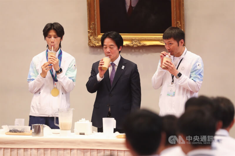 總統賴清德（中）6日在總統府接見我國參加「2026年第20屆愛知名古屋亞洲運動會」代表團，親手製作高蛋白珍珠奶茶，與運動部長李洋（右）、拳擊金牌選手林郁婷（左）一同品嚐。中央社記者裴禛攝 115年10月6日