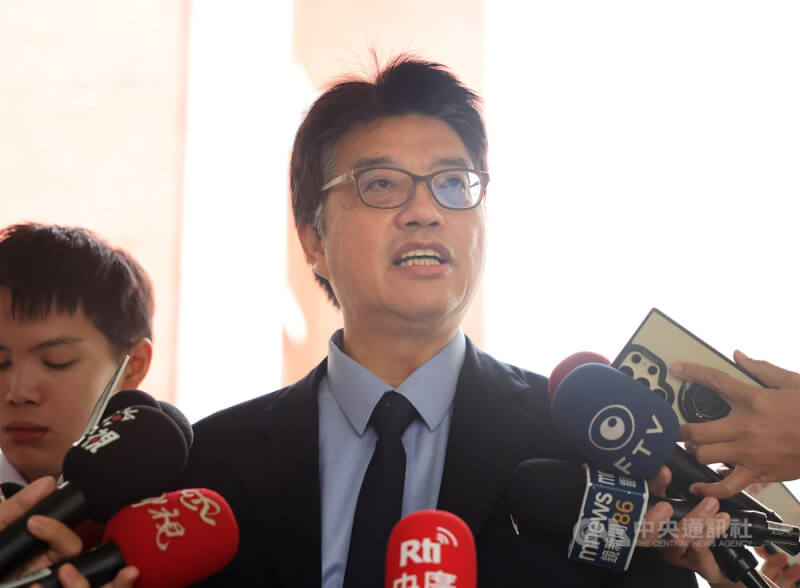 陸委會主委邱垂正6日在立法院院會前受訪，針對中國涉嫌在美國監控總統賴清德家人一事表示，將積極增修「反滲透法」等法律強化法制，並建立全民指引，協助民眾了解遭遇中共跨境鎮壓時如何取得協助。中央社記者王飛華攝　115年10月6日