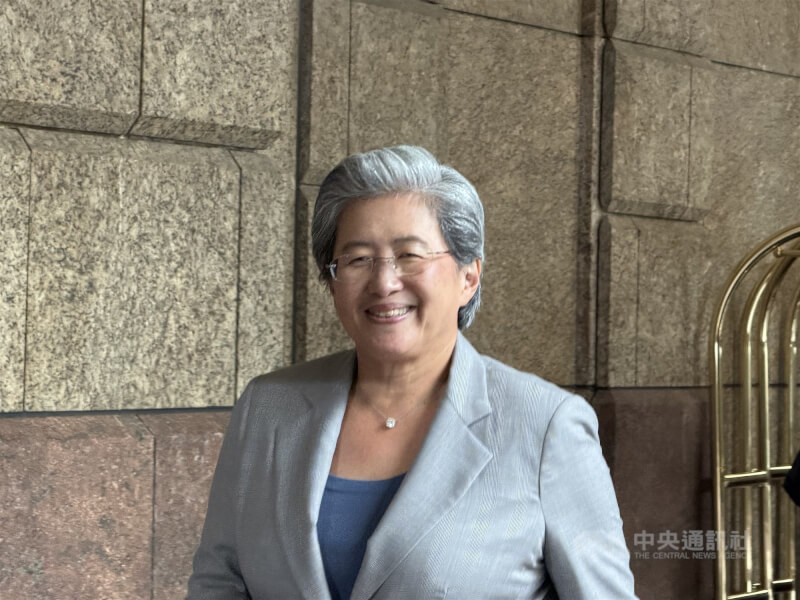 美商晶片大廠超微（AMD）董事長暨執行長蘇姿丰6日旋風訪台，密集拜會台積電等供應鏈業者，她受訪時證實，因市場需求暴增，超微已決定調高在台灣對供應鏈的投資金額。中央社記者吳家豪攝　115年10月6日