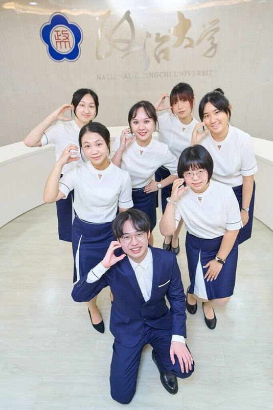 政治大學即將迎來創校百年，親善大使「引水人」6日公布新制服，選用回收寶特瓶再製纖維布料，將永續理念融入設計。（政大提供）中央社記者陳至中台北傳真　115年10月6日