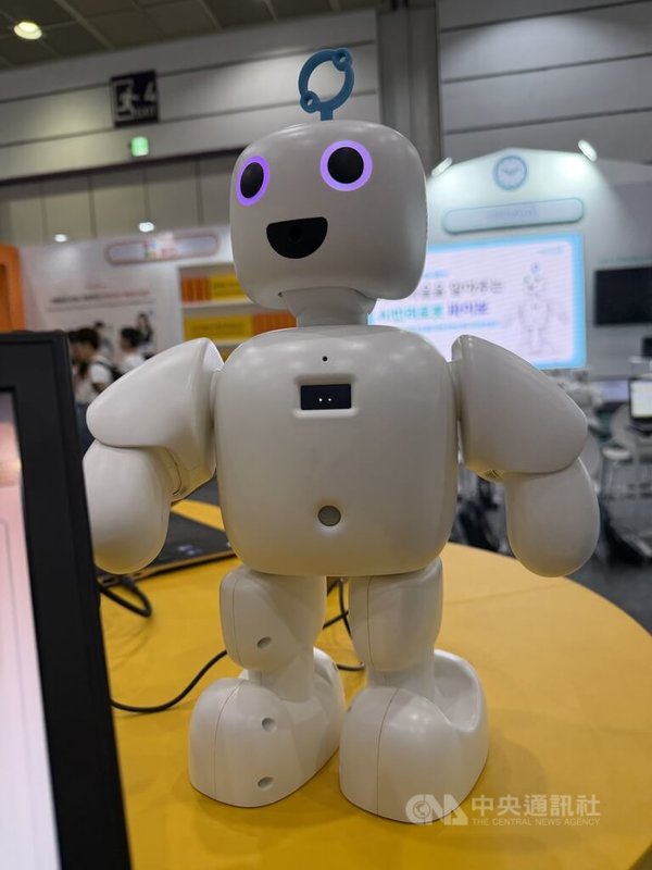 第3屆首爾智慧生活週（Smart Life Week）6日在江南COEX開幕，本屆聚焦在實體AI，其中幼兒型教育機器人，讓孩子們能在學校利用它來進行軟體與AI程式設計教育。中央社記者楊啟芳首爾攝　115年10月6日