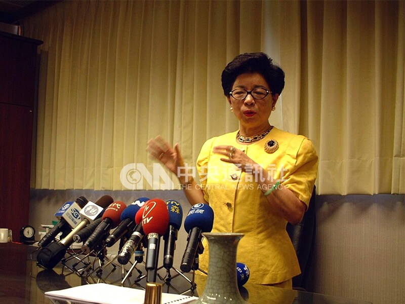 傳出跳票新台幣2,000萬後，新學友發行人廖蘇西姿首度出面，在總部大樓說明，新學友絕對會繼續經營下去，不會脫產或不還債。中央社記者陳蓉攝 90年10月7日