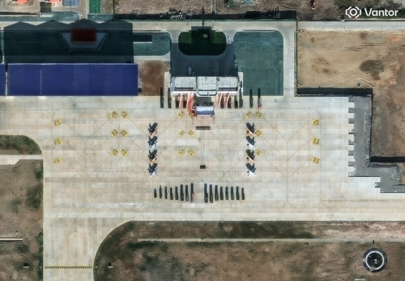 衛星影像攝於9月30後，分析專家指出聯合基地中可見輕型攻擊機和軍用車輛。（Vantor/Handout via 路透社）