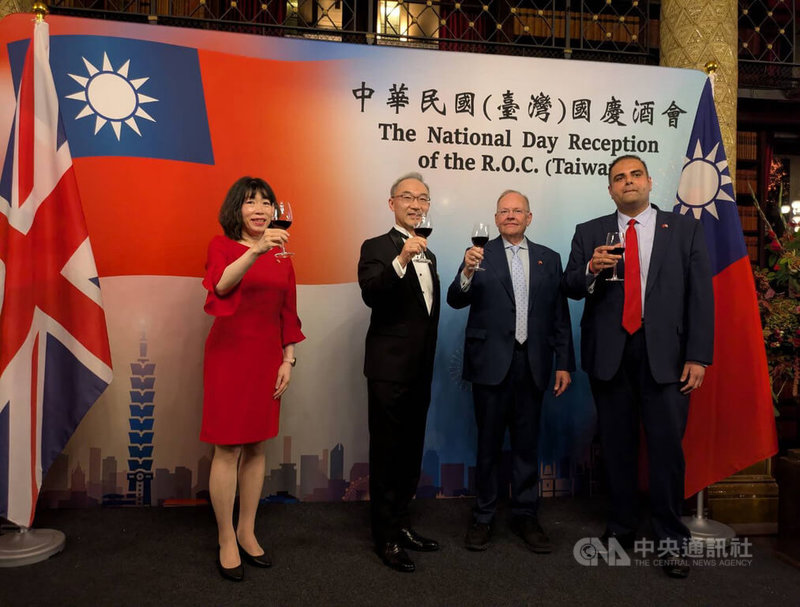 駐英國代表處6日晚間在倫敦市中心舉行國慶酒會，英國國會上議院議員里納德勳爵（右2）、下議院議員米西拉（右1）應邀致詞，隨後與駐英國代表姚金祥（左2）、副代表江雅綺（左1）共同舉杯祝賀國慶。中央社記者陳韻聿倫敦攝　115年10月7日