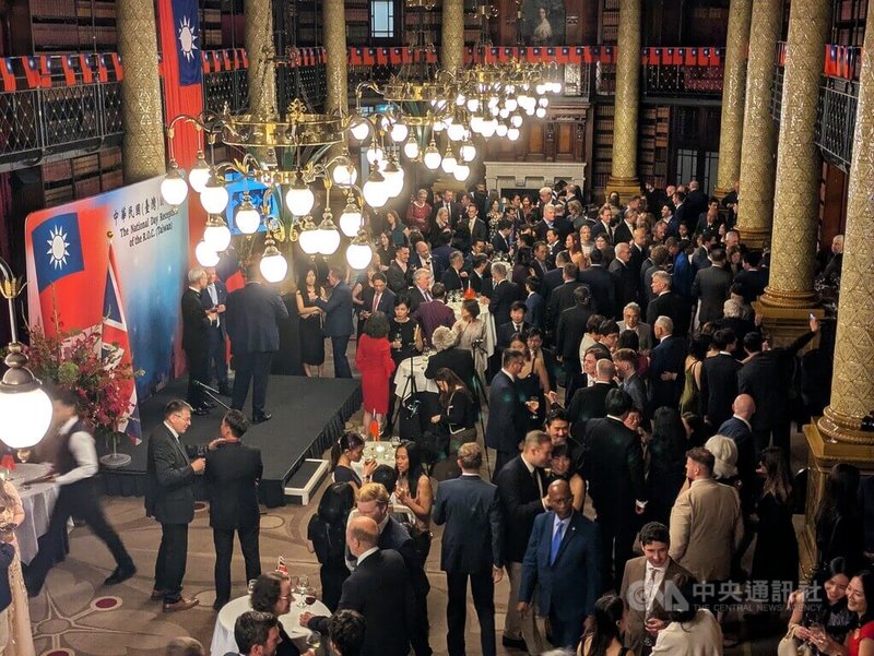 駐英國代表處6日晚間在倫敦市中心舉行國慶酒會，現場湧入逾400位賓客，橫跨數個廳室。中央社記者陳韻聿倫敦攝　115年10月7日