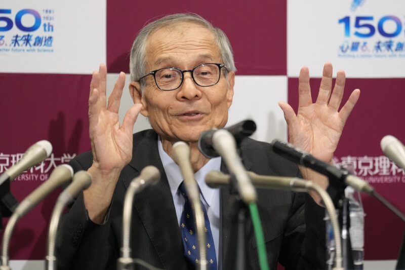 日本科學家硤合憲三獲得諾貝爾化學獎後，7日在東京理科大學舉行記者會。（美聯社）