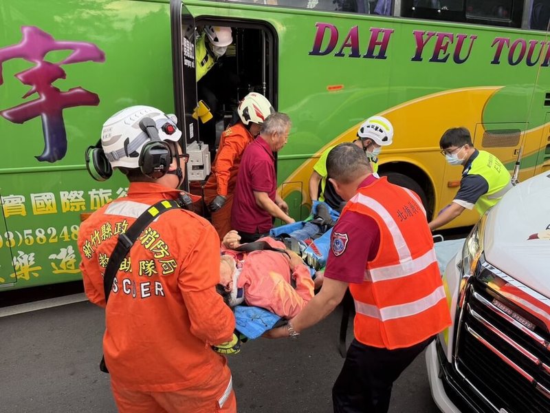 新竹縣北埔鄉7日發生遊覽車撞擊民宅事故，消防局獲報後派員救援，並將傷者分送醫院，至於詳細事故原因待警方調查。（新竹縣消防局提供）中央社記者郭宣彣傳真　115年10月7日