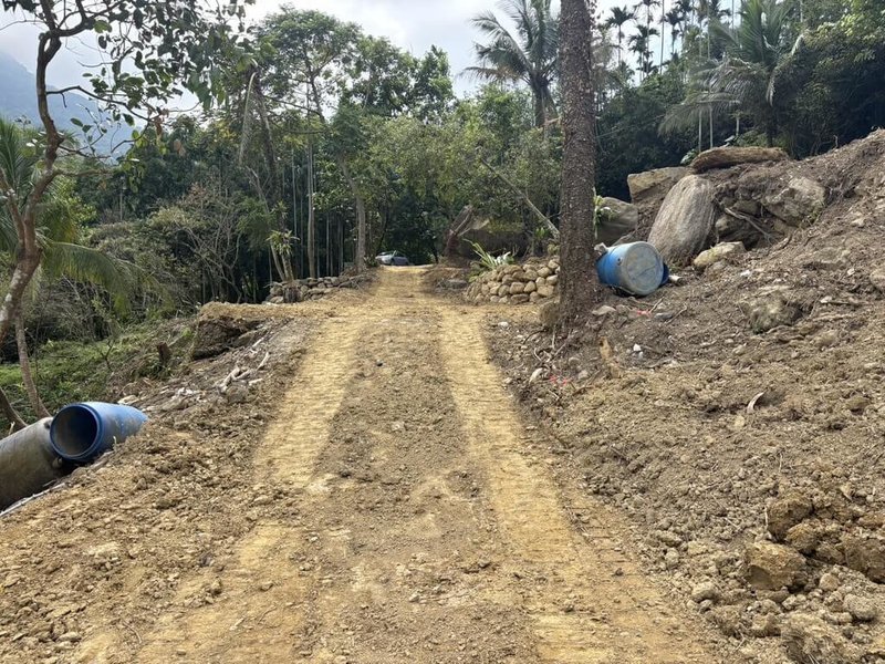 台南市環境保護聯盟7日質疑白河水庫出現量身開路、變相就地合法工程，將重創水土保持區；台南市政府則表示，此工程是改善既有農路排水設施，未違法開路。（台南市環境保護聯盟提供）中央社記者張榮祥台南傳真　115年10月7日