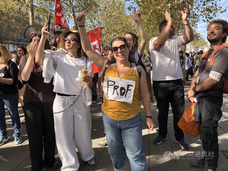 法國職業高中英語教師歐德（Aude）6日參加高中生示威，直言「沒人想在我們面臨的條件下當老師」。中央社記者曾依璇巴黎攝　115年10月7日