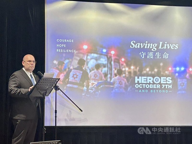 以色列駐台辦事處7日在台北光點電影院舉行10月7日事件3週年紀念暨特別放映活動，透過音樂、紀錄片與靜默追思緬懷罹難者，辦事處代表卓以洛（圖）為活動致詞。中央社記者賴于榛攝　115年10月7日