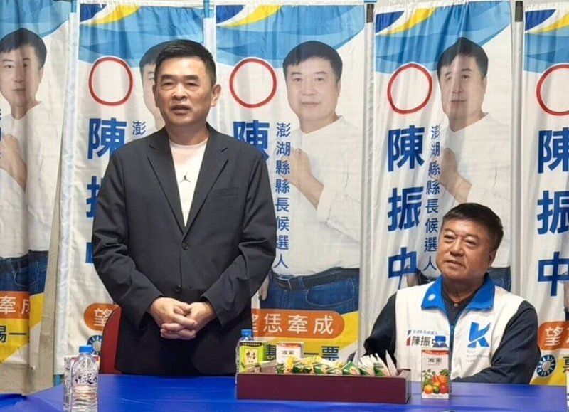 中華海員總工會理事長葉慶榮（左）7日率工會代表前往國民黨澎湖縣長參選人陳振中（右）競選總部，並就離島船員培育、海事教育及青年就業交換意見，近期內還將拜訪其他縣長參選人。（陳振中競選總部提供）中央社　115年10月7日