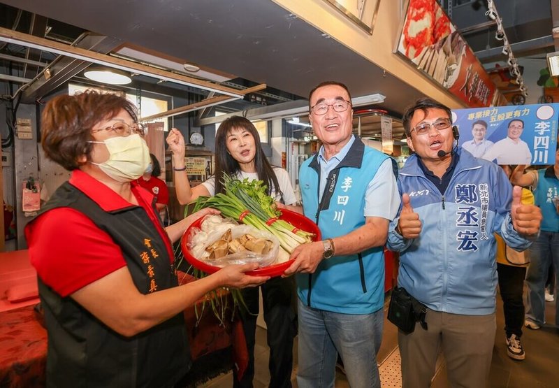 國民黨新北市長參選人李四川（前右2）7日前往林口區傳統市場掃街拜票，有攤商熱情送祝福。（李四川競選辦公室提供）中央社記者黃旭昇傳真　115年10月7日