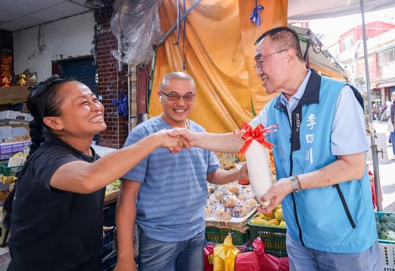 國民黨籍新北市長參選人李四川（右）7日到林口區傳統市場掃街拜票，緊握每一雙手爭取支持，也有不少熱情民眾送上祝福。（李四川競選辦公室提供）中央社記者黃旭昇傳真　115年10月7日