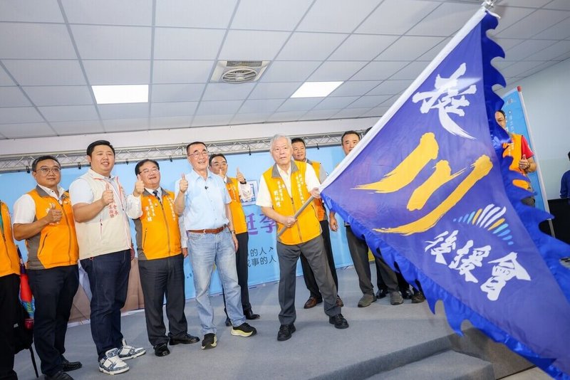 國民黨籍新北市長參選人李四川（左4）7日成立「新北教育團體後援會」，親自授旗給後援會總會長、海山教育基金會董事長劉炳煌（前右）。（李四川競選辦公室提供）中央社記者黃旭昇傳真　115年10月7日