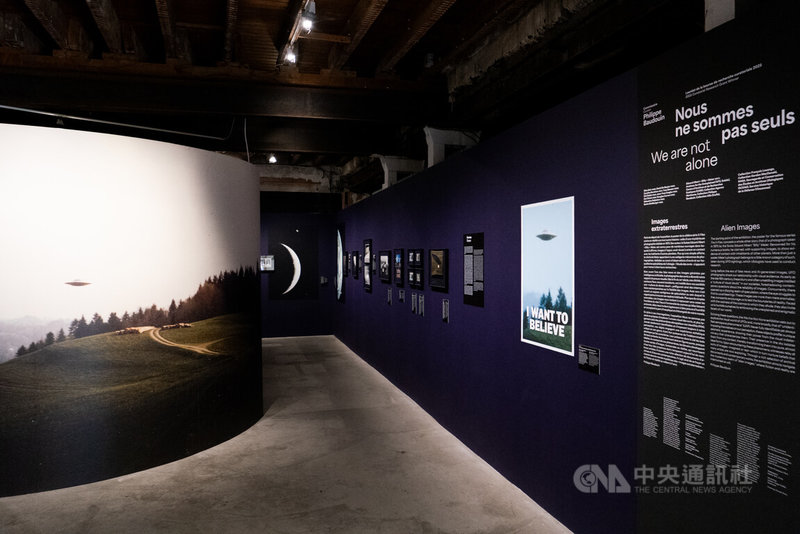亞爾攝影節「我們並不孤獨—外星影像」特展，在展場入口以著名的美國影集「X檔案」的海報：「我想相信」（圖右），直接定調主旨。此展覽並不企圖判定外星影像是真是假，而是理解「人們為何渴望相信它們」。中央社記者李若韻亞爾攝　115年10月7日