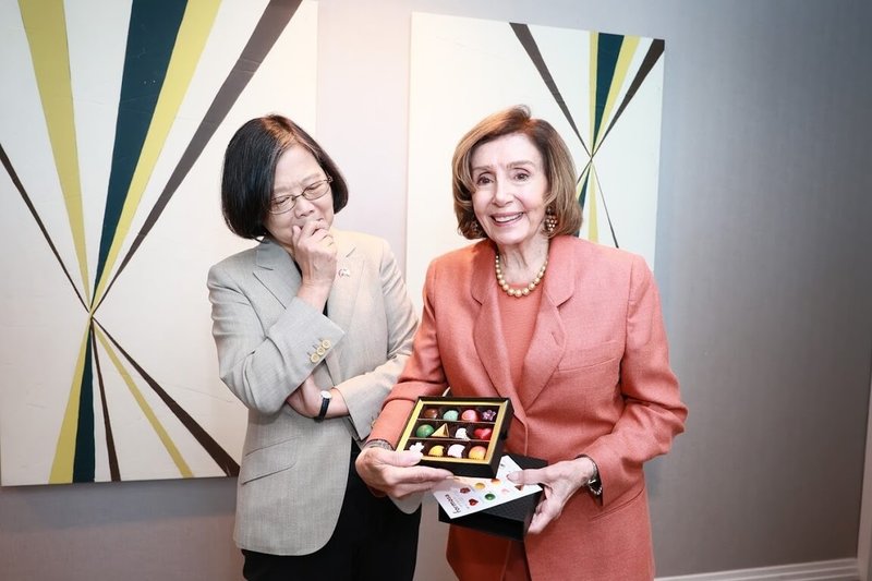 前總統蔡英文（左）7日在舊金山與美國聯邦眾議院前議長裴洛西，她特別準備台美人第二代創立品牌的巧克力送給裴洛西。（蔡英文辦公室提供）中央社記者葉素萍傳真 115年10月7日