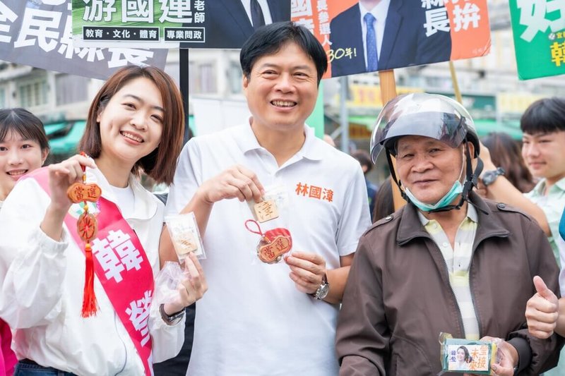 地方選舉倒數，針對近期國民黨陣營頻打「肥貓」論，民進黨宜蘭縣長參選人林國漳（前中）7日表示，已蒐集相關言論，只是認為選戰在即，勤走基層最重要，若對手吳宗憲一定要他提告，「我也會考慮看看」。（林國漳競選辦公室提供）中央社記者王朝鈺傳真　115年10月7日