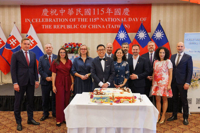 駐斯洛伐克代表處舉行國慶酒會，近300位貴賓盛裝出席。駐斯洛伐克代表李南陽（左5）與斯洛伐克跨黨派國會議員合影。（駐斯洛伐克代表處提供）中央社記者劉郁葶布拉格傳真 115年10月7日