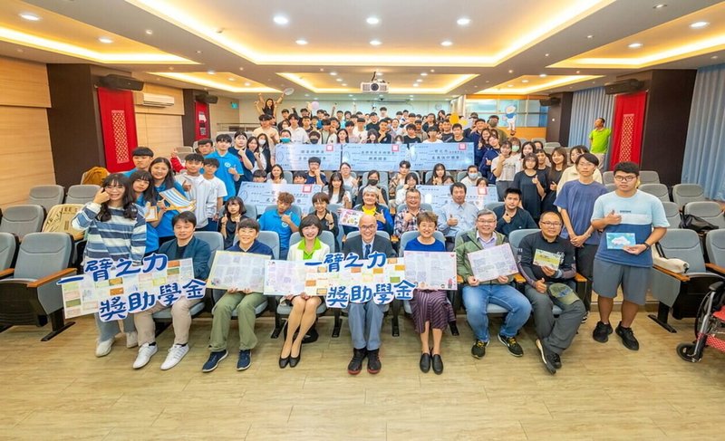 台東大學校長鄭憲宗（前左5）任期至117年1月31日，他日前已宣布屆滿不續任。圖為各地校友會致贈獎牌，感謝鄭憲宗任內募款支持學生與校務發展。（台東大學提供）中央社記者盧太城傳真　115年10月7日