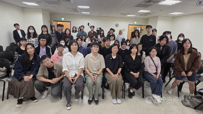 民進黨籍新北市長參選人蘇巧慧（前左5）7日參與由台灣學生聯合會等團體舉辦的青年論壇時表示，她非常樂意接受，並且也很榮幸能跟各個不同世代、不同族群、群體做交流。中央社記者王鴻國攝 115年10月7日