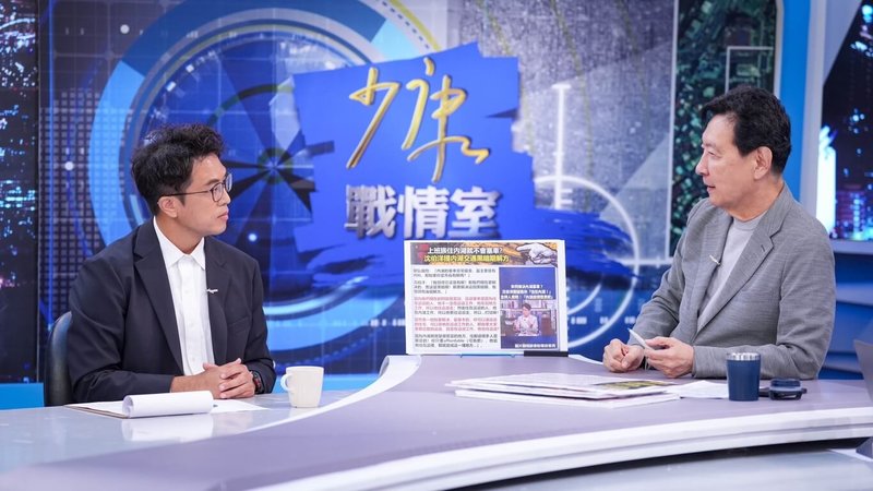 民進黨台北市長參選人沈伯洋（左）7日登上前中廣董事長、資深媒體人趙少康（右）所主持節目「少康戰情室」，雙方針對毒品議題交鋒。（TVBS提供）中央社記者洪素津傳真 115年10月7日